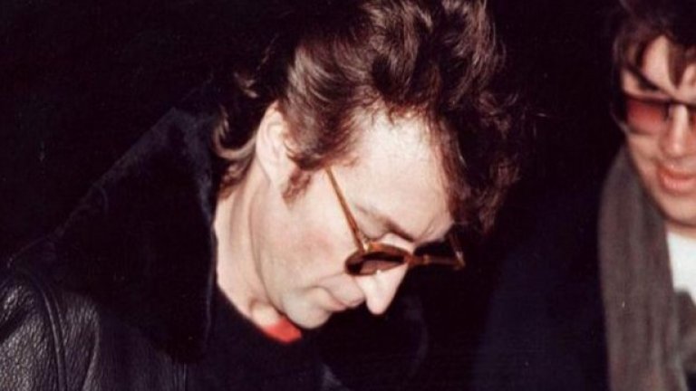 Джон Ленън
На 8 декември 1980 г., връщайки се с жена си Йоко Оно от звукозаписното студио в Ню Йорк, Джон Ленън е застрелян. 
Убиецът му Марк Дейвид Чапман отправя към него пет изстрела с пистолет и търпеливо изчаква полицията, докато чете „Спасителят в ръжта“ на Селинджър. Ленън умира по-късно в болницата. Марк Чапман получава доживотна присъда.