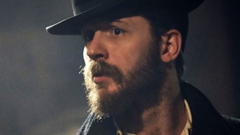 Peaky Blinders (2014-досега)
Гангстерският сериал на BBC е сред онези малки телевизионни съкровища, за които много зрители все още не знаят.Наред с всичките други качества на драмата за семейство Шелби и тяхното издигане в криминалните среди на Бирмингам, „Peaky Blinders” предлага на гледащите го и друга солидна изненада – Том Харди, който няма против да се изявява на телевизионния екран въпреки своите ангажименти в киното.В "Peaky Blinders" Харди влиза в ролята на Алфи Соломонс – лидер на еврейската банда в Кемдън Таун. Соломонс се занимава с нелегалното производство на алкохол, като развива този бизнес под прикритието на пекарна.Подобно на други персонажи на Харди, Соломонс има своите специфични, ясно забележими черти и характеристики, една от които е неговата непредвидимост. Макар ролята на британеца тук да е малка, тя определено е запомняща се и е отлична добавка към интересния свят на "Peaky Blinders".