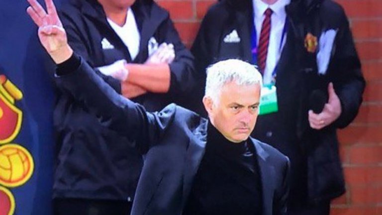 5. Моуриньо пак размаха трите пръста
Трите пръста на Моуриньо ще се превърнат в негова запазена марка. Португалецът ги показа след равенството между Манчестър Юнайтед и Челси на „Стамфорд Бридж“ към феновете на „сините“, припомняйки им, че именно той им донесе три шампионски титли. Във вторник вечер феновете на Ювентус решиха да се пошегуват с Жозе, а той отново вдигна трите пръста във въздуха, този път показвайки требъла, който спечели с Интер. След мача Жозе каза: „Най-трудният момент за тях (Ювентус) беше нашият (на Интер) требъл. Но продължаваме да поддържаме добра връзка с всички – играчи, треньори и клуб, като цяло.“