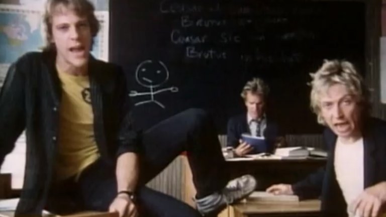 The Police - Don't Stand So Close to Me
Поне 1,5-2 метра разстояние един от друг трябва да се спазва все пак.