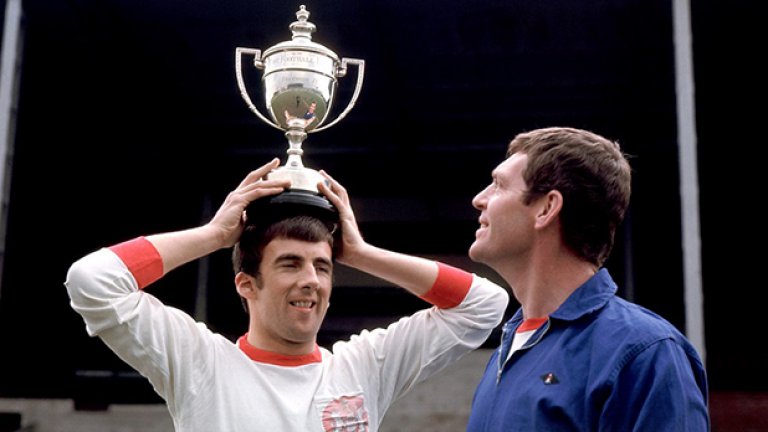 Капитанът на Донкастър Стюарт Робъртсън балансира с шампионската титла на 4-а дивизия през 1969 година пред погледа на мениджъра Лори Макменъми. Макменъми води йоркшърския клуб 3 години, след което отива в Гримзби, а след това в Саутхемптън за над 10 сезона. Звездният му миг настъпва през спомената вече 1976, когато "светците" взимат ФА къп в спор с Манчестър Юн.
