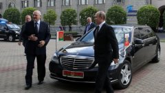 Владимир Путин - президент на Русия
Mercedes-Maybach S 600 Pullman Guard

През последните години руският държавен глава използва най-често бронираната лимузина на Mercedes. Въпреки че Путин би искал да използва автомобил от руска марка, до момента няма подходящ местен модел, който да замени германското качество. Още през 2012 г. руският производител "Зил", който правеше старите лимузини на държавните глави, му представи проект за президентска кола, която обаче не се хареса на Путин. До края на 2017 г. се очаква да бъде готов т.нар. "Проект Кортеж" - новата президентска лимузина, Made in Russia, чийто дизайн напомня микс между Chrysler 300 и Rolls-Royce. 