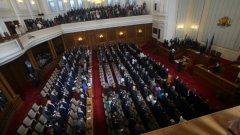 170 от 171 депутати гласуваха за уволнението на Филип Златанов, който отива в политическото небитие