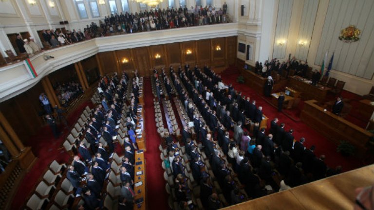 Исканията за истинска, пряка демокрация белязаха исканията и практиките на социалните движения по целия свят