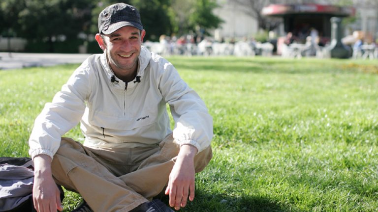 Чочо е израстнал в квартал "Свобода", от който отдавна бяга като от място, пълно със затворници на хероина