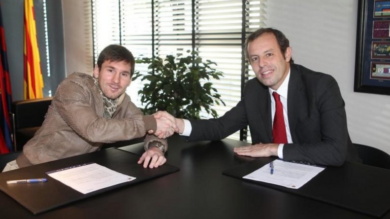 Февруари 2013-а
Имайки предвид поредицата от договори, които Меси подписа още в началото на кариерата си с каталунския клуб, то изглежда малко странно, че следващото му споразумение дойде след цели три години и половина, и то някой от най-силните за аржентинеца. Все пак то гарантира, че сътрудничеството между него и Барселона ще продължи поне до 2018-а.През май 2014-а мадридскяит AS твърдеше, че Барса иска да продаде звездата си за 250 млн. евро. Според автора на материала бащата на футболиста – Хорхе, дори е получил мейл, че Меси ще спечели 10% от евентуална сделка. Като конкуренти за подписа му пък бяха посочени ПСЖ, Челси, Ман Сити и Реал Мадрид. Причина за подобни твърдения бе нулевият сезон за Барса под ръководството на Тата Мартино. Самият Меси подхрани слуховете с пост от Китай, в който обяви, че иска да остане в клуба, но ако се почувства нежелан (от феновете и ръководството) ще трябва да премисли ситуацията.
