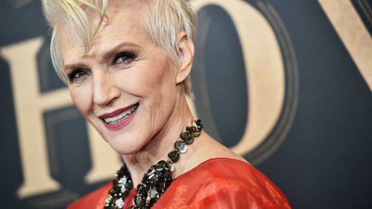 Семейството й се мести от Канада в Претория, Южна Африка през 1950 г.