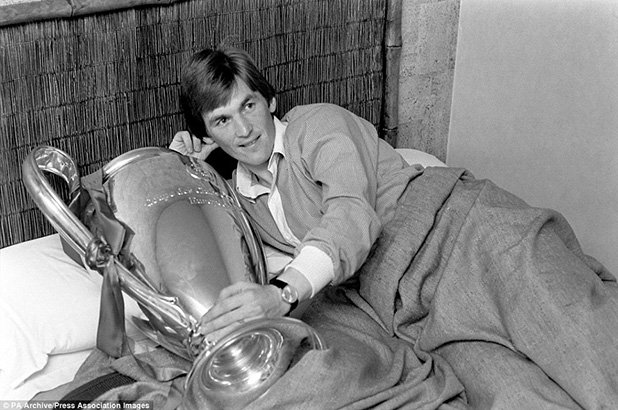 Сигурно е прекрасно да се събудиш до големите уши, след като си реализирал победния гол на финала за КЕШ. Кени Далглиш с купата след триумфа на Ливърпул с 1:0 над Брюж през 1978 г. на "Уембли" с негово попадение. 