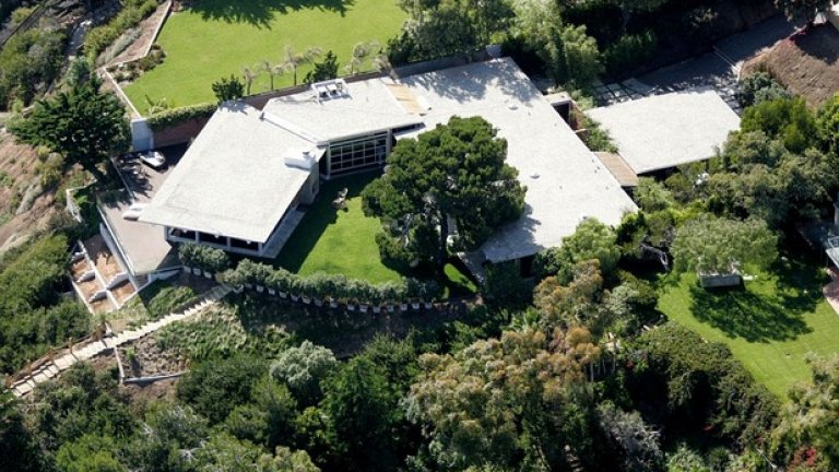 Дом "Клифсайд" в Малибу е закупен през 2005-та за 8 млн. долара от Брад Пит. Имението е на брега на Тихия Океан. Той прави покупката малко след като се развежда с Дженифър Анистън. Миналата година домът беше обявен за продан - за 18 млн. долара. Според Daily Mail това имение отдавна не принадлежи на двойката, защото е било закупено от Елън Дедженеръс още отдавна, която пък от своя страна го е продала за 
13 млн., преди отново да се появи на пазара