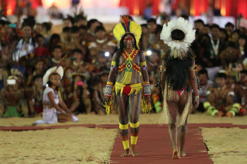 Жените от Kayapo (вляво) и от Rikbaktsa (вдясно) вземат участие в Парада на красотата