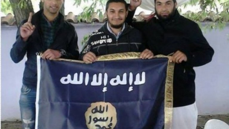 Ремзи Хасан се е снимал със знамето на ИДИЛ в Харманли