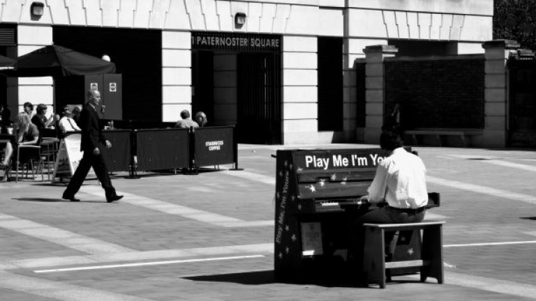 В сътрудничество между изпълнителя Люк Джерам и благотворителната организация Sing for Hope, 60 току-що реновирани пиана са поставени на обществени места в петте квартала на Ню Йорк.