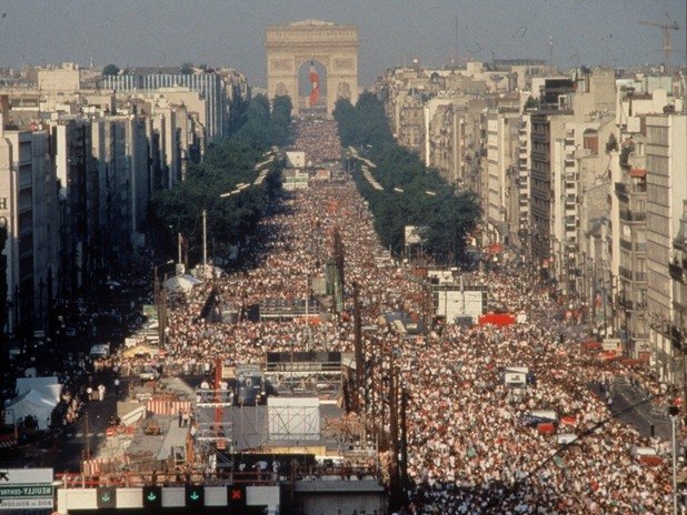 Love Parade, Берлин
2,5 млн.души присъстват на най-известния електронен музикален фестивал след падането на Берлинската стена. Това е най-посещаваното от серията събития, които се организират в Германия от създаването на фестивала през 1989-та година