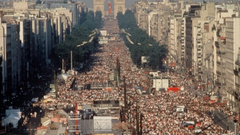 Love Parade, Берлин
2,5 млн.души присъстват на най-известния електронен музикален фестивал след падането на Берлинската стена. Това е най-посещаваното от серията събития, които се организират в Германия от създаването на фестивала през 1989-та година