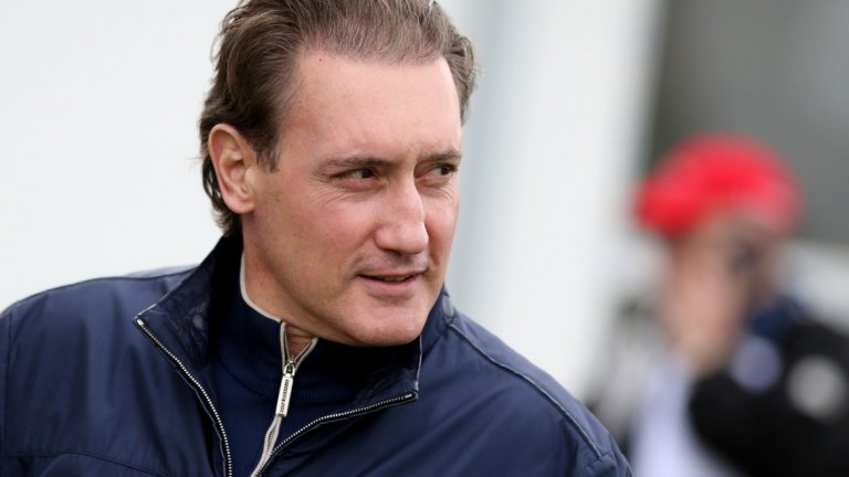 "Не съм говорил с отбора и нямам представа дали са притеснени. Аз, лично, се притеснявам. Каквото и да е, не е приятна ситуацията. Да се надяваме, че всичко ще е наред", каза Домусчиев.