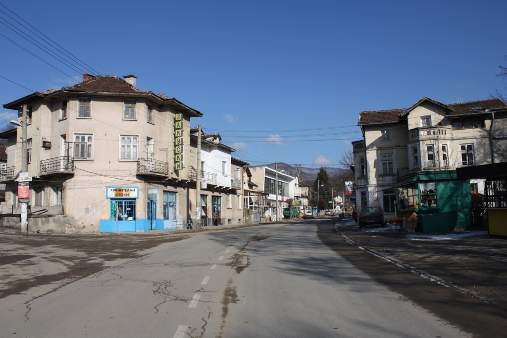 Momin-prohod-main-street