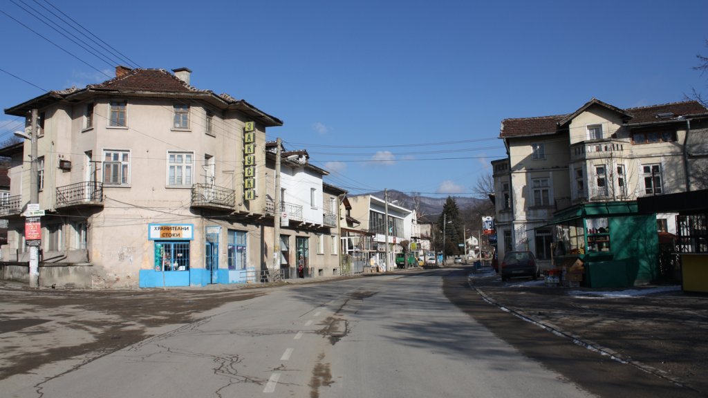 Momin-prohod-main-street