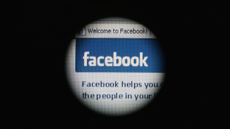Фейсбук направи удар с IPO, но вече трети ден акциите на компанията спадат