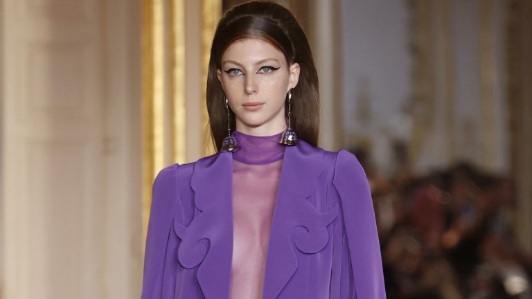 Чарът на офис сирената
Новата модна визия, която напъпи в социалните мрежи, преди завръщането на щъркелите, се казва офис сирената и е вдъхновена от филма “Дяволът носи Прада”.
Стилът съвместява бизнес излъчването и сексапила, а облеклото включва рокли и костюми по тялото, високи токчета, съблазнителен грим и за завършек на цялата комбинация - чифт очила.