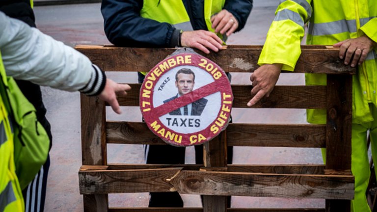 Протестите срещу цените на горивата разклатиха и Франция (СНИМКИ)