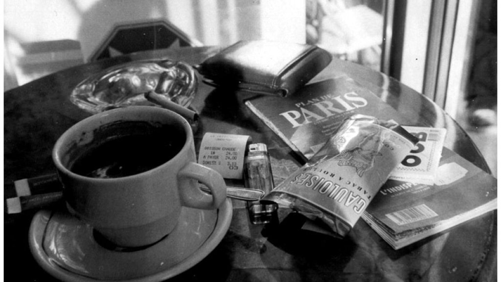 black-and-white-cafe-cigarette-coffee-paris