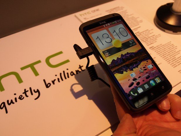 HTC One X - флагманът в тъмно, графитено сиво.