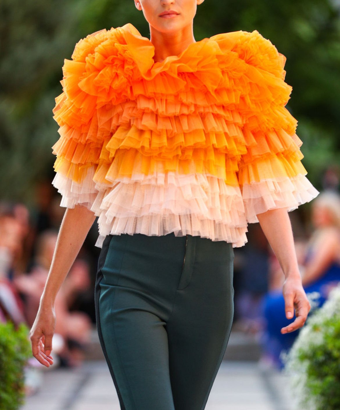 Портокалова кора (Orange Peel)
И оранжевото почти неизменно присъства в пролетно-летните тенденции през последното десетилетие. Не отстъпва и тази година. 

Модел на Марсел Остертаг от Берлинската седмица на модата през юли 2019 г.