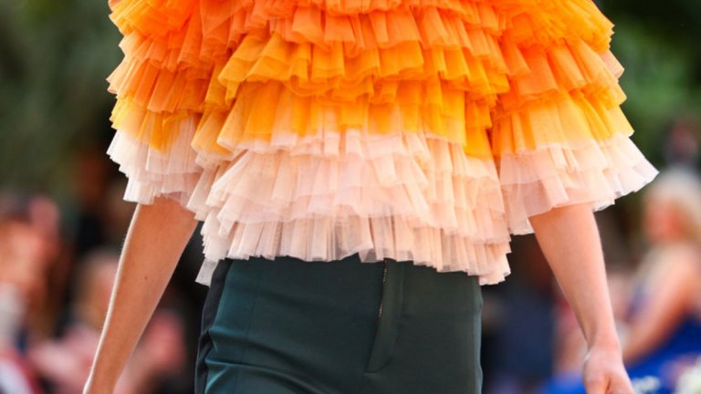 Портокалова кора (Orange Peel)
И оранжевото почти неизменно присъства в пролетно-летните тенденции през последното десетилетие. Не отстъпва и тази година. 
Модел на Марсел Остертаг от Берлинската седмица на модата през юли 2019 г.