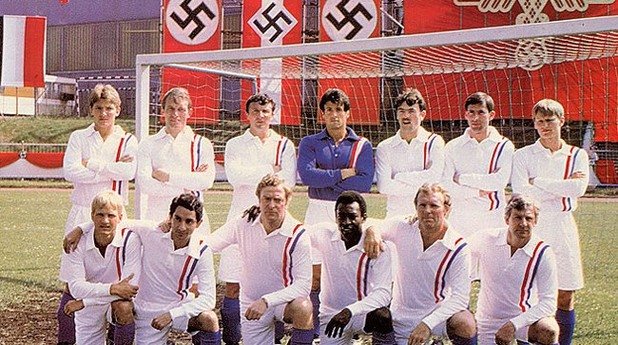 "Бягство към победата" 1981 г. Легендарната лента от началото на 80-те е първият голям филм с футболни звезди като актьори. Пеле, Боби Муур и Ози Ардилес, както и още куп играчи от Англия и цяла Европа, са в нацистки концлагер. Екипите им са култови и се продават и до днес в магазини за ретро футболни фланелки. Като на истински отбор.