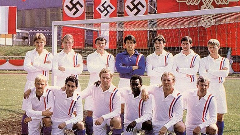 "Бягство към победата" 1981 г. Легендарната лента от началото на 80-те е първият голям филм с футболни звезди като актьори. Пеле, Боби Муур и Ози Ардилес, както и още куп играчи от Англия и цяла Европа, са в нацистки концлагер. Екипите им са култови и се продават и до днес в магазини за ретро футболни фланелки. Като на истински отбор.