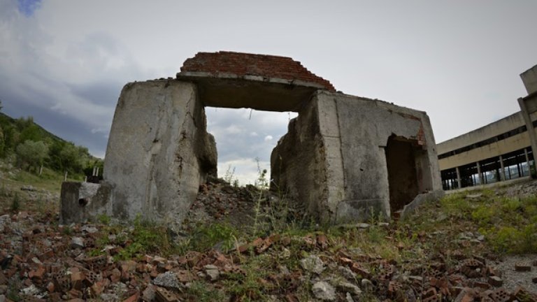 Днес тъжните останки на домостроителното предприятие стоят край входа на града като мрачен паметник от епохата на панелките