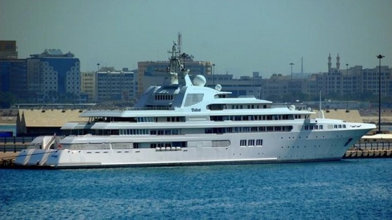 Яхтата на емира на Дубай се казва "Дубай", разбира се. Плавателният съд на Мохамед бин Рашид Ал Мактум е с дължина 162 метра. На борда освен другите екстри има и огромна трапезария за 90 гости. Яхтата е построена през 2006 година от  Platinum Yachts и е обновена две години по-късно.