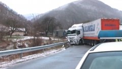 Тежко е пострадал шофьорът на българския камион