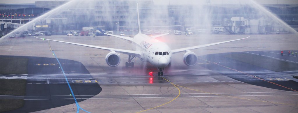 AF-Boeing_787_water_salute