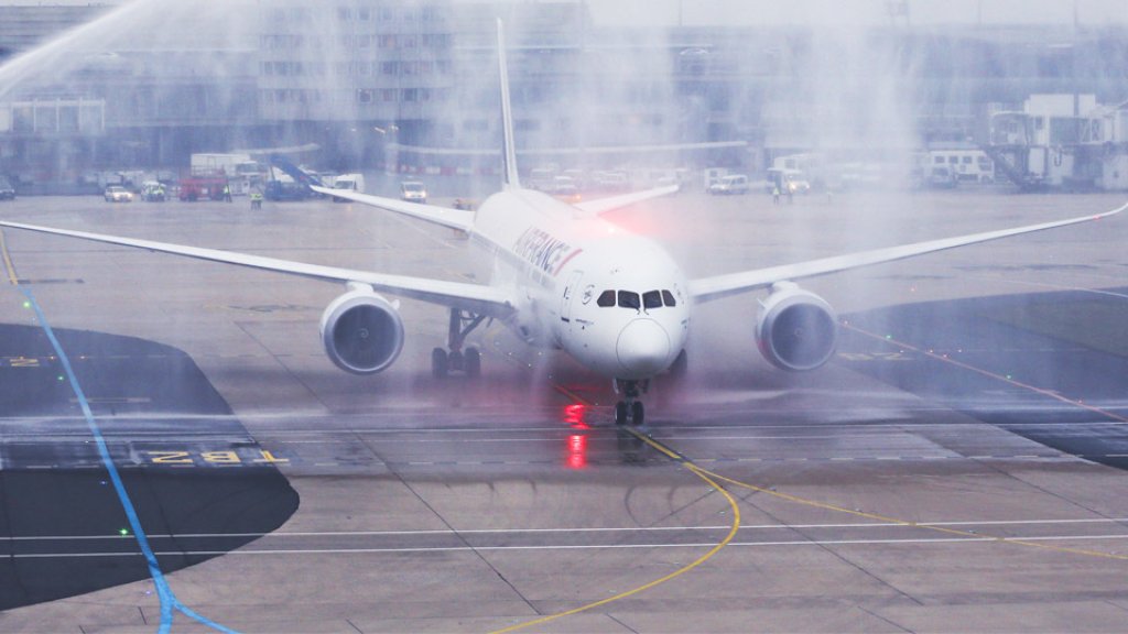 AF-Boeing_787_water_salute