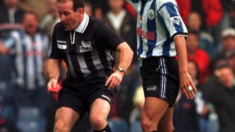 Паоло ди Канио бутна съдията Пол Алкок, показал му червен картон през 1998 г., а реферът доста комично се катурна. Италианецът бе наказан 11 мача - заслужено.