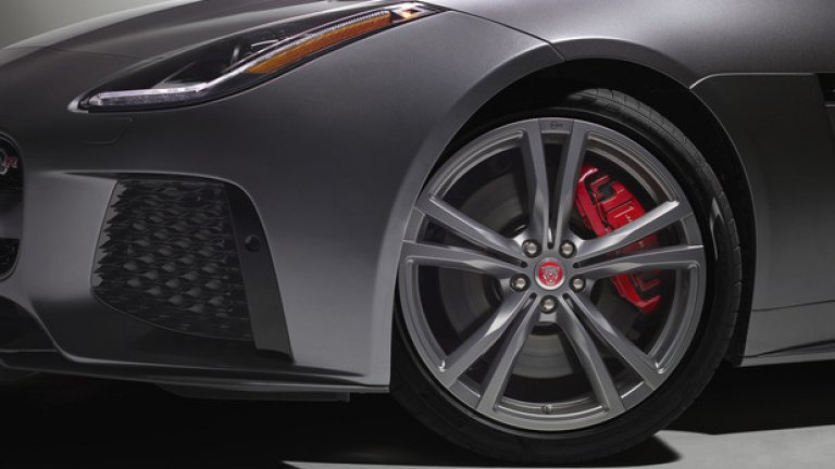 Сред специалните характеристики на Jaguar F-TYPE SVR са карбон-керамичните спирачни дискове, титаниевата изпускателна система и оптимизираната осемстепенна роботизирана Quickshift предавателна кутия