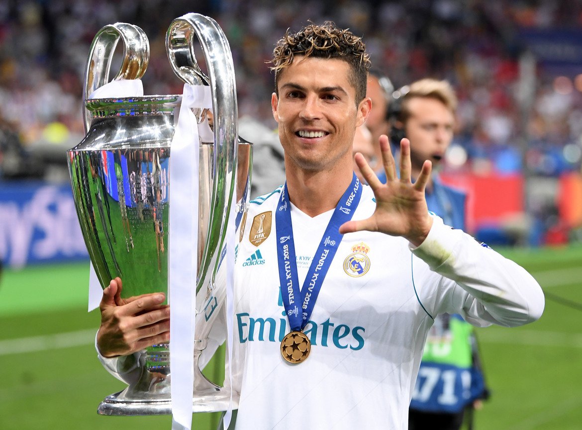 2. Да спечели Шампионската лига с три различни отбора
Роналдо може да изравни рекорда на Кларънс Зеедорф, който е единственият футболист в историята, печелил най-престижния европейски клубен турнир с три различни отбора: Аякс, Реал Мадрид и два пъти с Милан. Кристиано стана шампион веднъж с Манчестър Юнайтед и четири пъти с Реал. Сега ще се опита да го направи и с Ювентус, изравнявайки Зеедорф. Евентуална купа ще бъде първа за Ювентус след 22-годишна суша в Шампионската лига.