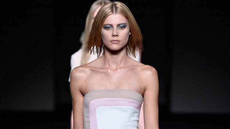 Голи рамене и дълбоки деколтета
Не бързайте да прибирате всичките си летни дрехи – те могат умело да ви послужат да създадете актуална визия дори и през предстоящия сезон. Част от това са топовете с голи рамене, които ще са хит през сезона.
V –образните деколтета също са част от тренда, който се стреми към подчертаване на женския силует.