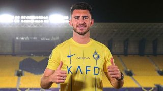 Аймерик Лапорт вече записа три мача за Ал-Насър, в които новият му отбор записа три победи. Там испанецът се събра със свои стари познайници от Висшата лига като Кристиано Роналдо и Садио Мане.