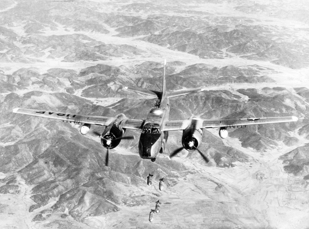 B-26B_452BW(L)_bombing_Korea_29May1951