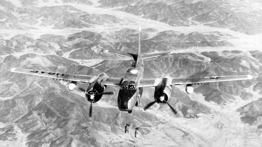 B-26B_452BW(L)_bombing_Korea_29May1951