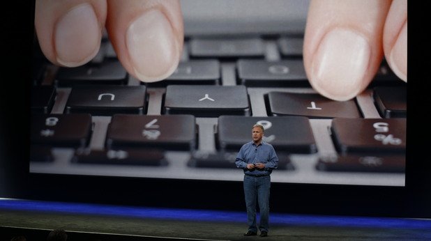 Един от елементите, на които Apple обърна внимание, е новата клавиатура - тя разполага с всички бутони, но заема много по-малко място