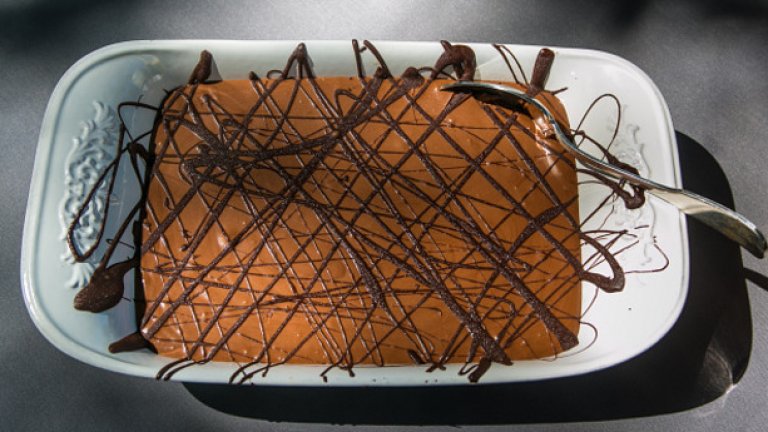 7. Вино и пудинг
 Защо? За съжаление на тези, които обичат сладкото, тази иначе възхитителна на вкус комбинация предизвиква тотален стрес в организма. Алкохолът обърква нивата на кръвната захар и повишава производството на инсулин, така че големите количества захар в десерта ще се запазят в организма като мазнини и ще доведат до надебеляване. За по-добра алтернатива, пробвайте вино с храни с нисък гликемичен индекс, като богати на фибри зеленчуци.