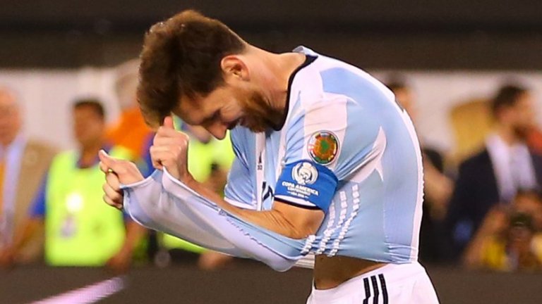 Дузпите далеч не са най-любимото нещо на света на Лионел Меси. Звездата на Барселона загуби два поредни финала на Копа Америка - и двата от Чили, и двата след изпълнение на дузпи. През 2015-а той бе единственият аржентинец, който се разписа от бялата точка, а Игуаин и Банега пропуснаха. Година по-късно не успя да вкара, а точните изпълнения на Машчерано и Агуеро не стигнаха, тъй като и Лукас Билия се провали от 11-те метра.