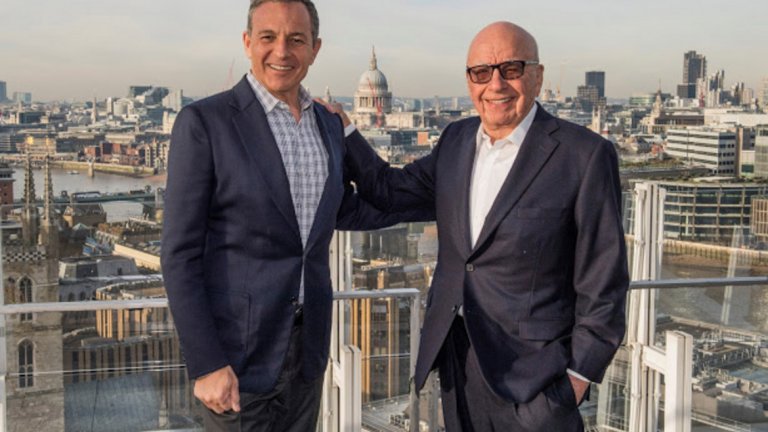 Disney купуват голямата част от активите на Fox, сред които филмовото студио 20th Century Fox и множество телевизионни канали. На снимката изпълнителният директор на Disney Боб Айгър и Рупърт Мърдок демонстрират задоволството си от сделката.