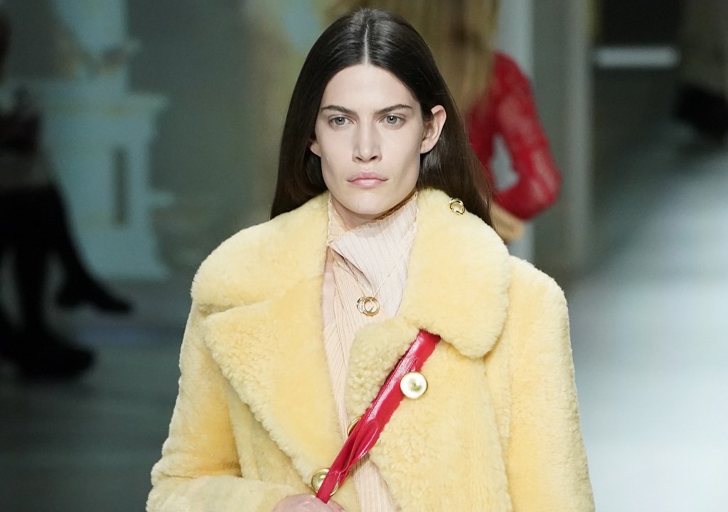 Ако е пух, нека е светъл
За да носим палто, отдавна не е нужно невинно животно да плати за това. Дали ще изберете еко, или естествена кожа, е въпрос на личен избор. Въпросът е, ако изберете пухено палто, то да е светло, по съвета на модните експерти.