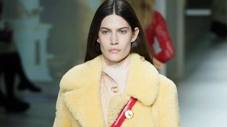 Ако е пух, нека е светъл
За да носим палто, отдавна не е нужно невинно животно да плати за това. Дали ще изберете еко, или естествена кожа, е въпрос на личен избор. Въпросът е, ако изберете пухено палто, то да е светло, по съвета на модните експерти.