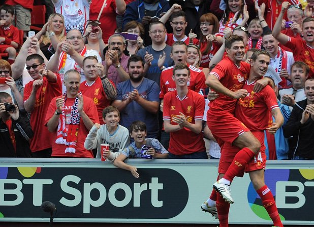 Ливърпул спечели с 2:0, с голове на Джо Алън и Джордан Хендерсън (радостта на снимката е след втория).