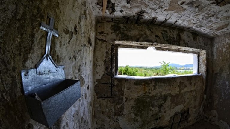 Надземната част на съоръжението е превърната в импровизиран параклис.